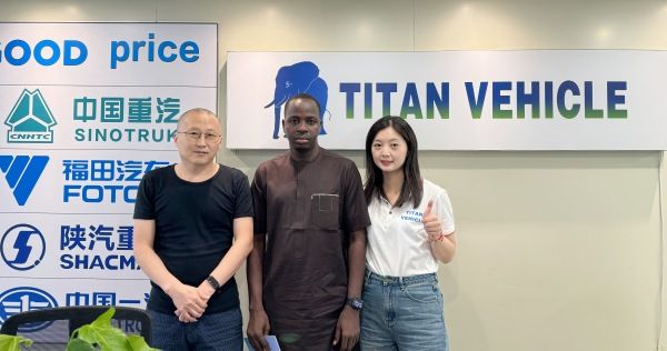 Angola Customer Come To Tongya Vehicle To Buy Petrol Tanker