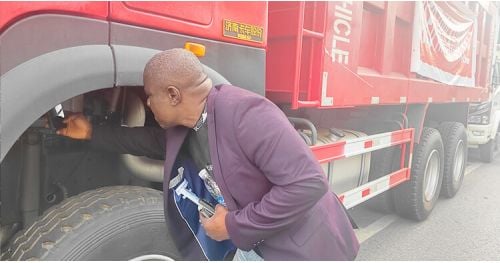 Cameroonian Customers Come to Tongya Vehicle to Buy Used Howo Dump Truck