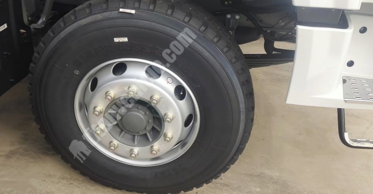 Sinotruk Howo 6x4 Tractor Truck in Sierra Leone